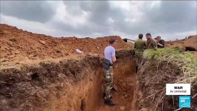 In Rubizhne, Ukrainian soldiers dig trenches, brace for Russian assault