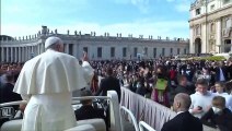Papa realiza audiência na Praça São Pedro pela primeira vez em mais de dois anos
