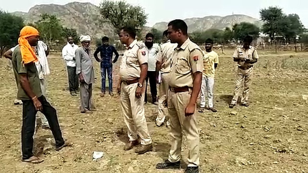 खेत में शव मिलने से फैली सनसनी, सिर पर आंख पर म...