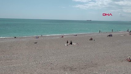 TURİSTLER SICAK HAVAYI SAHİLDE DEĞERLENDİRDİ