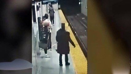 Kan donduran olay! Metro bekleyen kadını raylara itti