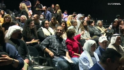 شاهد: رغم المنع.. سليمان البسام يعرض "آي ميديا" على مسرح كويتي