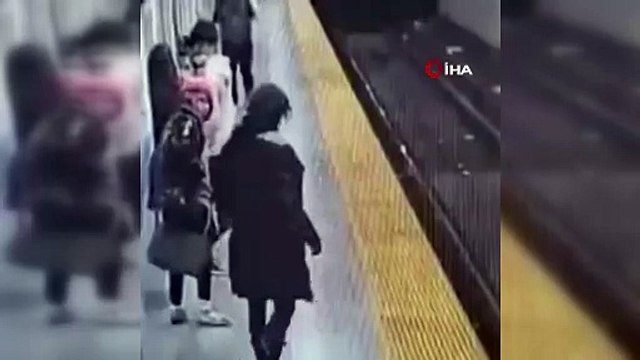 Metro bekleyen kadını raylara itti