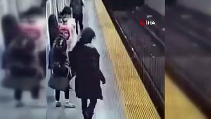 Metro bekleyen kadını raylara itti
