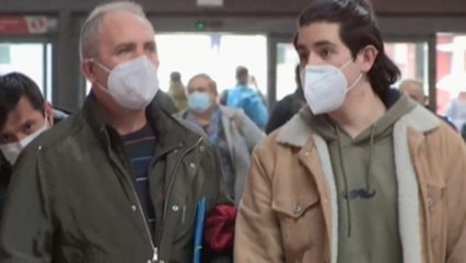 Tải video: Así ha sido el primer día sin mascarillas en interiores