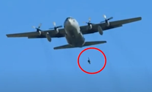 Paraşütçü asker atladıktan sonra uçağa asılı kaldı korku dolu anlar yaşandı