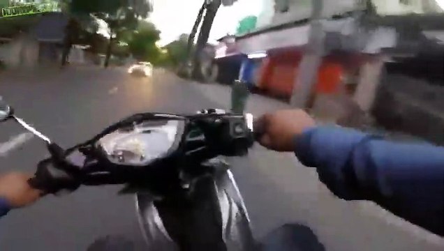 La police vietnamien utilise des scooters turbo
