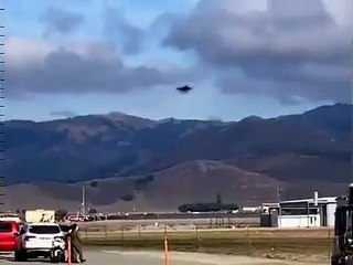 Un avion de chasse passe à la vitesse du mur du son