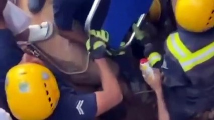 مدني تبوك ينقذ مواطنًا علق في شق صخري بمركز أبوراكة