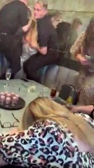 Une femme est coincée dans une position très gênante au restaurant !