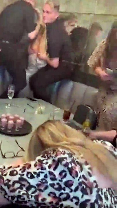 Une femme est coincée dans une position très gênante au restaurant !