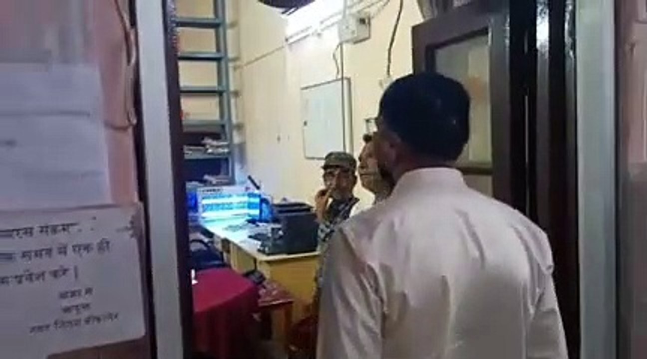 जिला कलक्टर सुबह 9.30 बजे पहुंचे नगर निगम, किया...