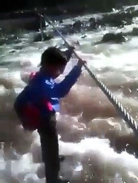 Un enfant vraiment motivé pour aller à l'école ! Route extrême