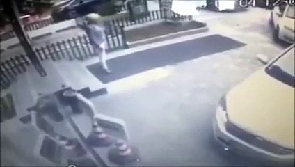 Un conducteur fait une vilaine blague à une piétonne