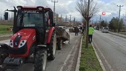 Seyir halindeki traktöre çarpan otomobil hurdaya döndü
