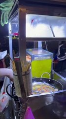 Clip: Quán viên chiên lạ đời, chủ ngồi chơi, khách tự phục vụ