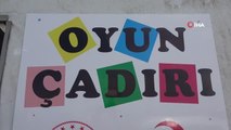 Yağmurda, çamurda oyun oynayan çocuklara 'oyun çadırı'