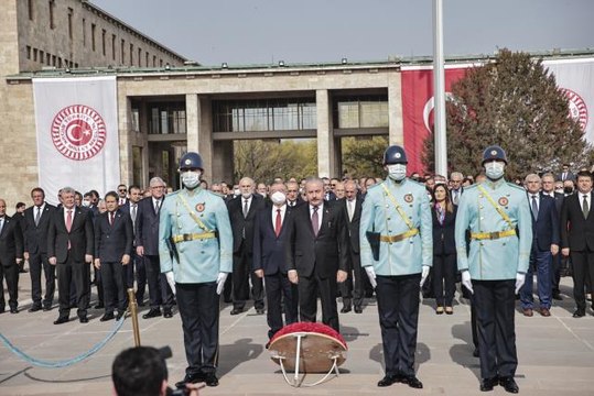 23 Nisan törenleri, TBMM Atatürk Anıtı'na çelenk konmasıyla başladı