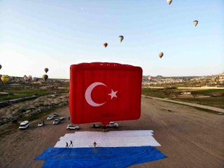 Dünyanın en büyük bayrak figürlü balonu Kapadokya'da havalandı