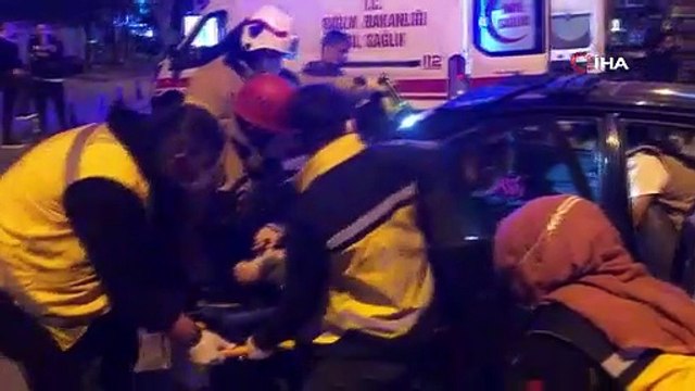 Bağdat Caddesi'nde feci kaza: İki otomobilin çarpıştığı kazada 3 kişi yaralandı