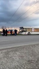 Un pequeño convoy con civiles abandona Mariúpol, según Reuters