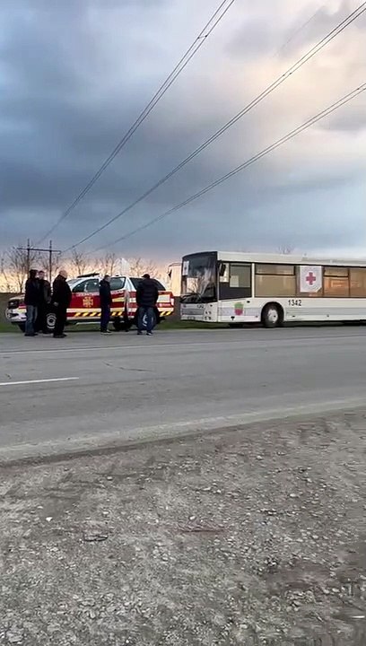 Un pequeño convoy con civiles abandona Mariúpol, según Reuters