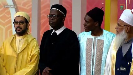 لحظة تتويج الفائز بمسابقة القرآن ببرنامج عطر الكلام وحصوله على 5 ملايين ريال