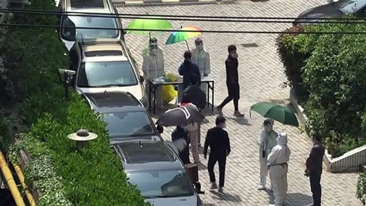 تخفيف حذر لتدابير الإغلاق المفروضة في شنغهاي على الرغم من ارتفاع حصيلة وفيات كوفيد-19