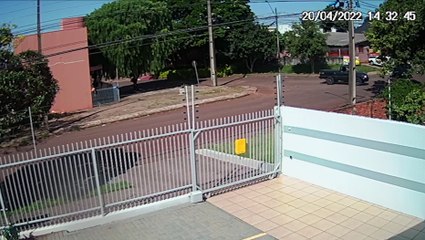 Vídeo mostra forte colisão entre Golf e S10 no Bairro Universitário