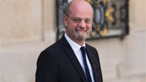 VOICI : Jean-Michel Blanquer : sa chute sur un terrain de foot amuse la Toile