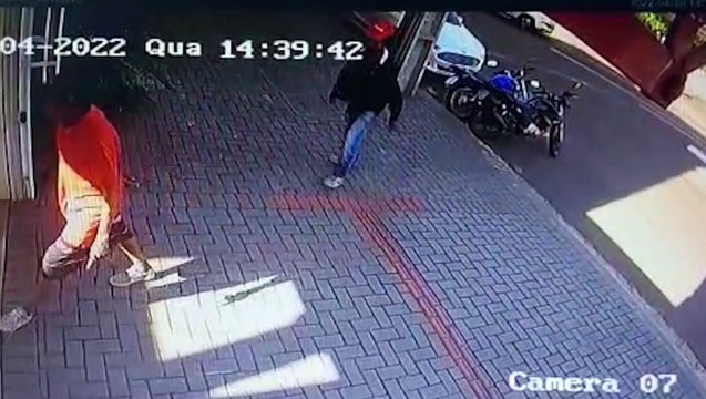 Câmeras de segurança flagram possível furto de bicicleta