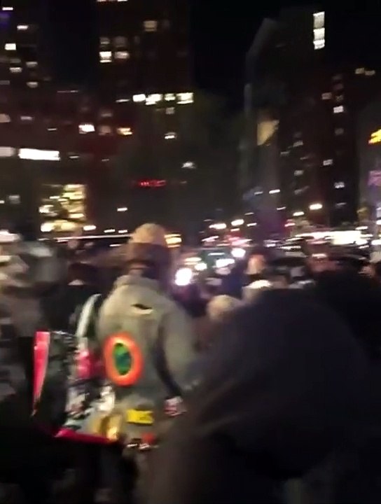 Currently happening right now hundreds of young New Yorkers have gathered at Union Square New York this evening for a massive 4/20 smoke out to celebrate todays 420