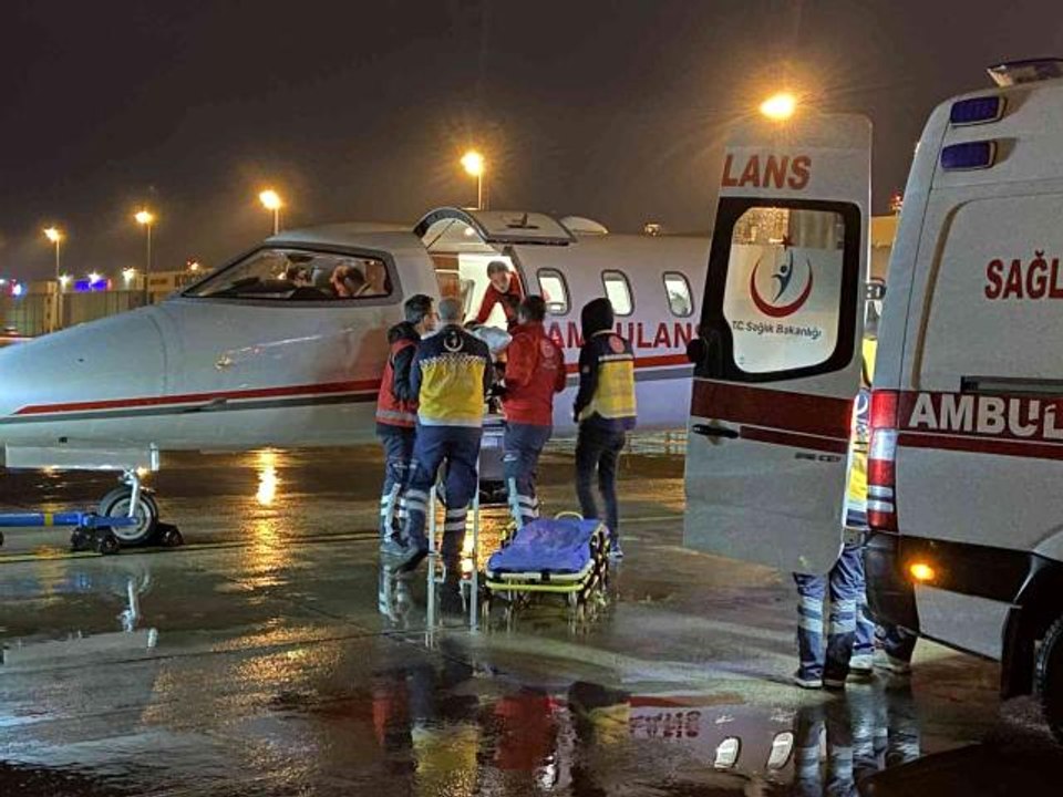 Son dakika haber! Sağlık Bakanlığı harekete geçti: Fas ve Mısır'daki iki Türk hasta, tedavileri için ambulans uçakla Türkiye'ye getirildi