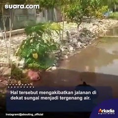 Miris! Kondisi Sungai Penuh Tumpukan Sampah Ini Membuat Jalan hingga Tergenang Air