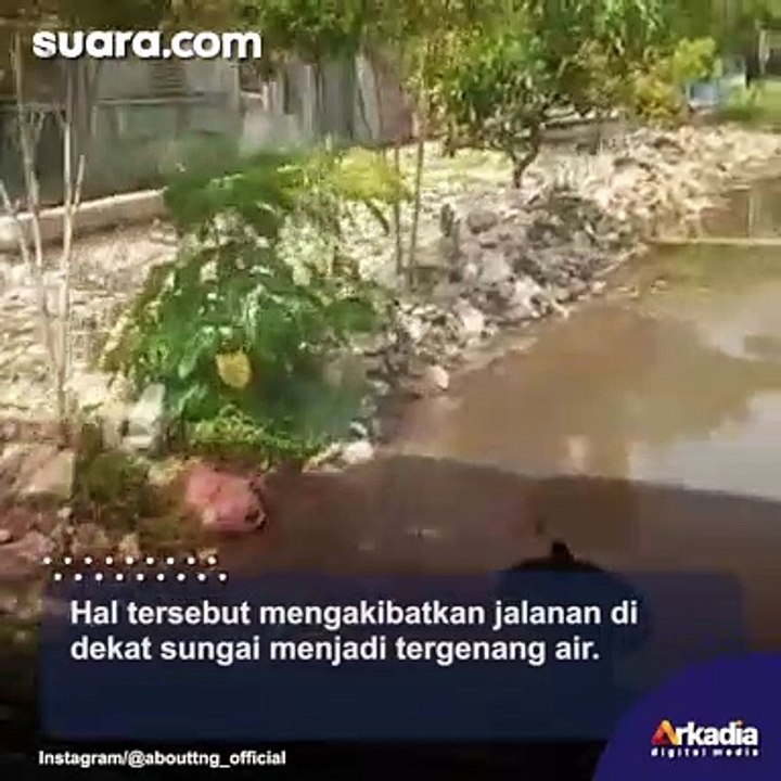 Miris! Kondisi Sungai Penuh Tumpukan Sampah Ini Membuat Jalan hingga Tergenang Air