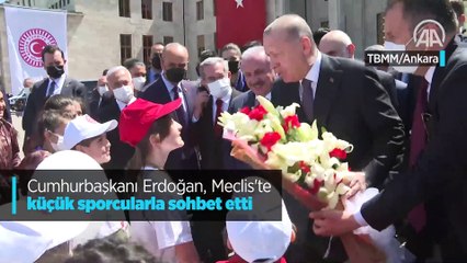 Cumhurbaşkanı Erdoğan, Meclis'te küçük sporcularla sohbet etti