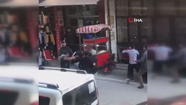Esenyurt'ta esnaf ve vatandaşın sopalı kavgası kameraya yansıdı