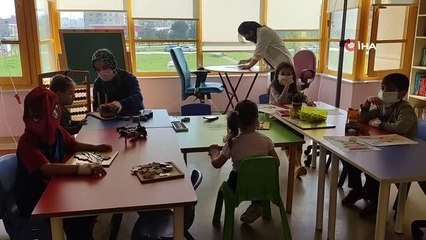 Bu sınıfta çocuklar ellerinde serumlarla eğitim görüyor