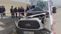 Servis minibüsüyle patates yüklü kamyon çarpıştı: 9 yaralı
