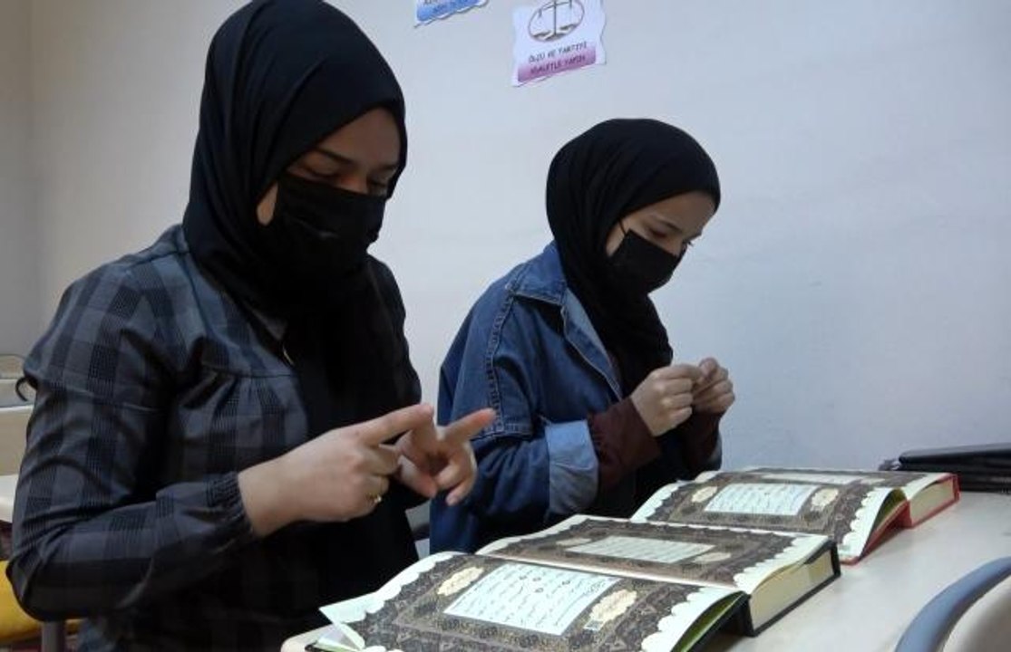 İşitme engelliler işaret diliyle Kur'an-ı Kerim öğreniyor