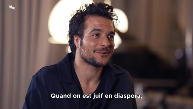 Amir dans la Face Katché : Quand je découvre que je suis le seul de la classe qui fait Shabbat et qui connait les prières, ça me surprend parce que je suis quand même venu dans le pays des juifs. Comment ça se fait ?