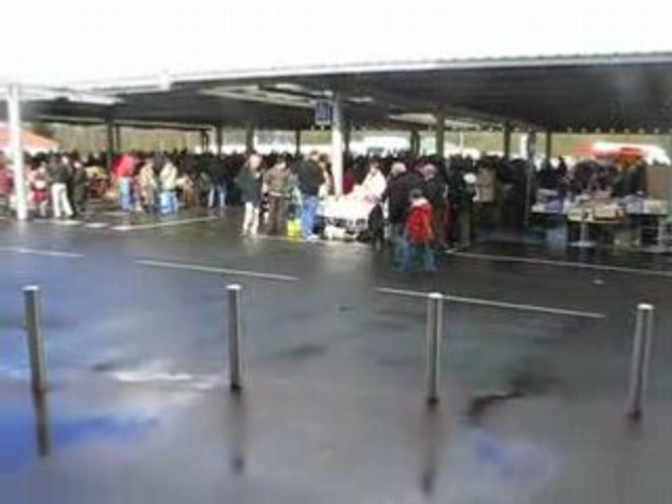 Saint-Sébastien sur Loire : vide greniers parking Super U