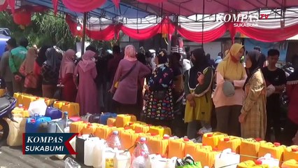 Warga Dan UMKM Antre Minyak Goreng Curah Murah