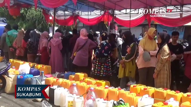 Warga Dan UMKM Antre Minyak Goreng Curah Murah