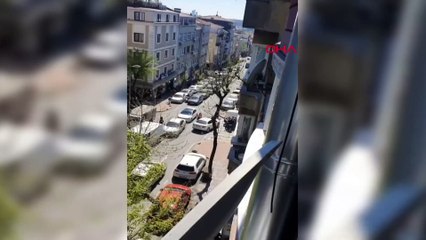 Descargar video: Yol verme kavgasında ortalık karıştı: Tekme tokat kavgada yumruklar havada uçuştu