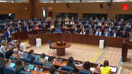 La presidenta de la Asamblea, Eugenia Carballedo y el portavoz socialista, Juan Lobato, se enzarza