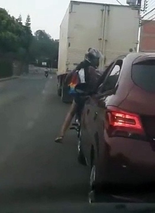 Un motard casse le retro d'une voiture pour se venger mais tombe sur plus fou que lui