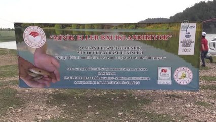 İlkokul öğrencileri gölete yavru balık bıraktı