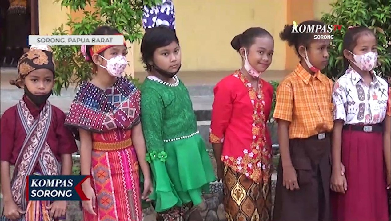 Hari Kartini Siswa SD Impres 17 Belajar Gunakan Kebaya