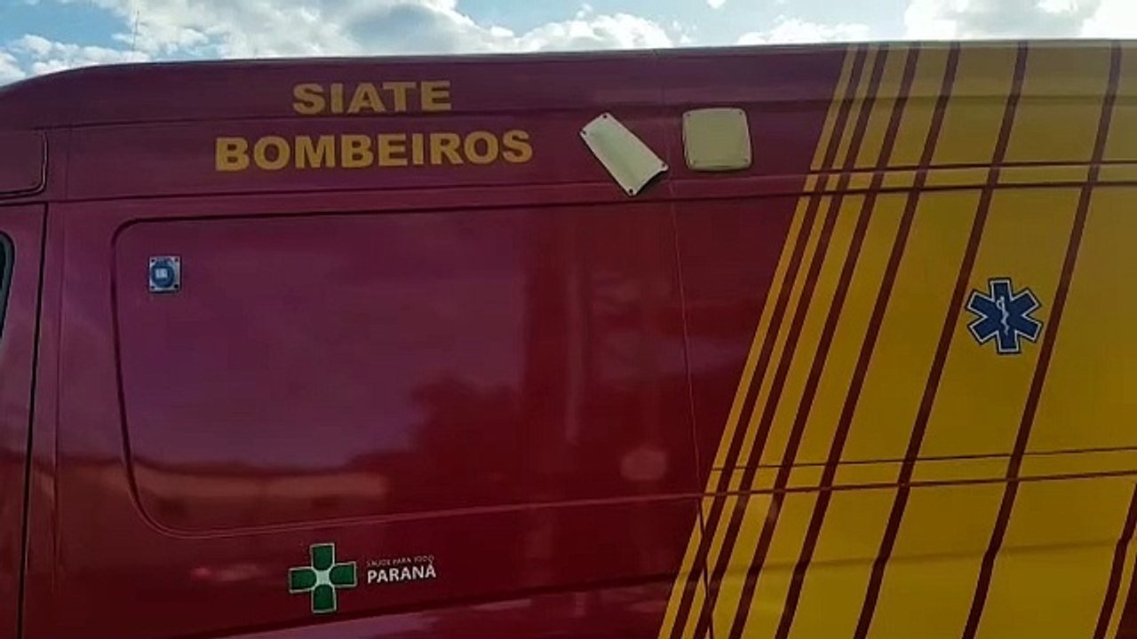 Rapaz fica ferido ao bater moto contra poste na Rua da Colonização, em Cascavel